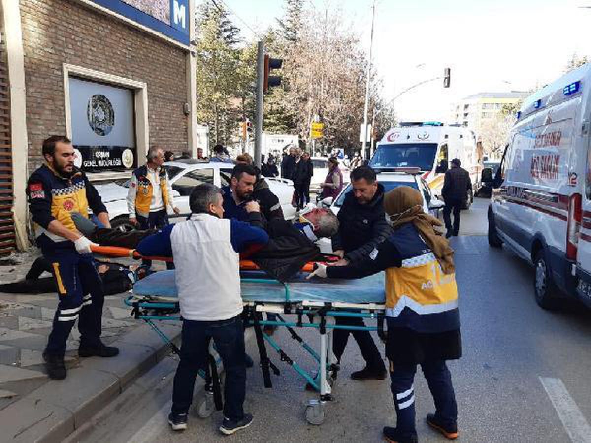 Eskişehir'de otomobil, kaldırımdaki yayalara çarptı: 4 yaralı