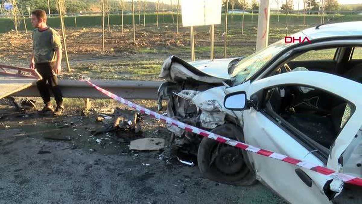 EYÜPSULTAN'TA İKİ OTOMOBİL KAFA KAFAYA ÇARPIŞTI 2 YARALI