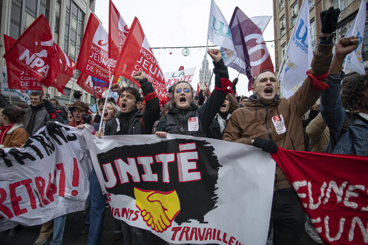 Fransa\'da Hükümetin Emeklilik Reform Planı Protesto Ediliyor