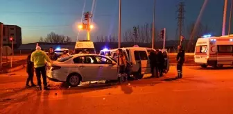 Hafif ticari araç ve otomobil çarpıştı: 7 yaralı