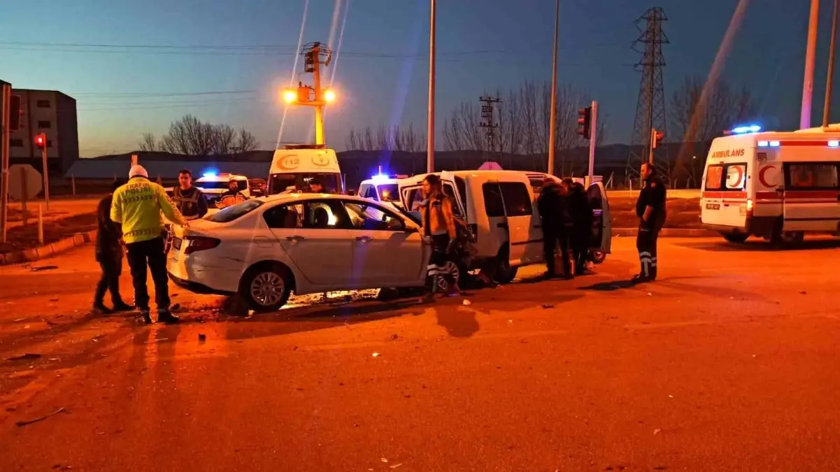 Hafif ticari araç ve otomobil çarpıştı: 7 yaralı