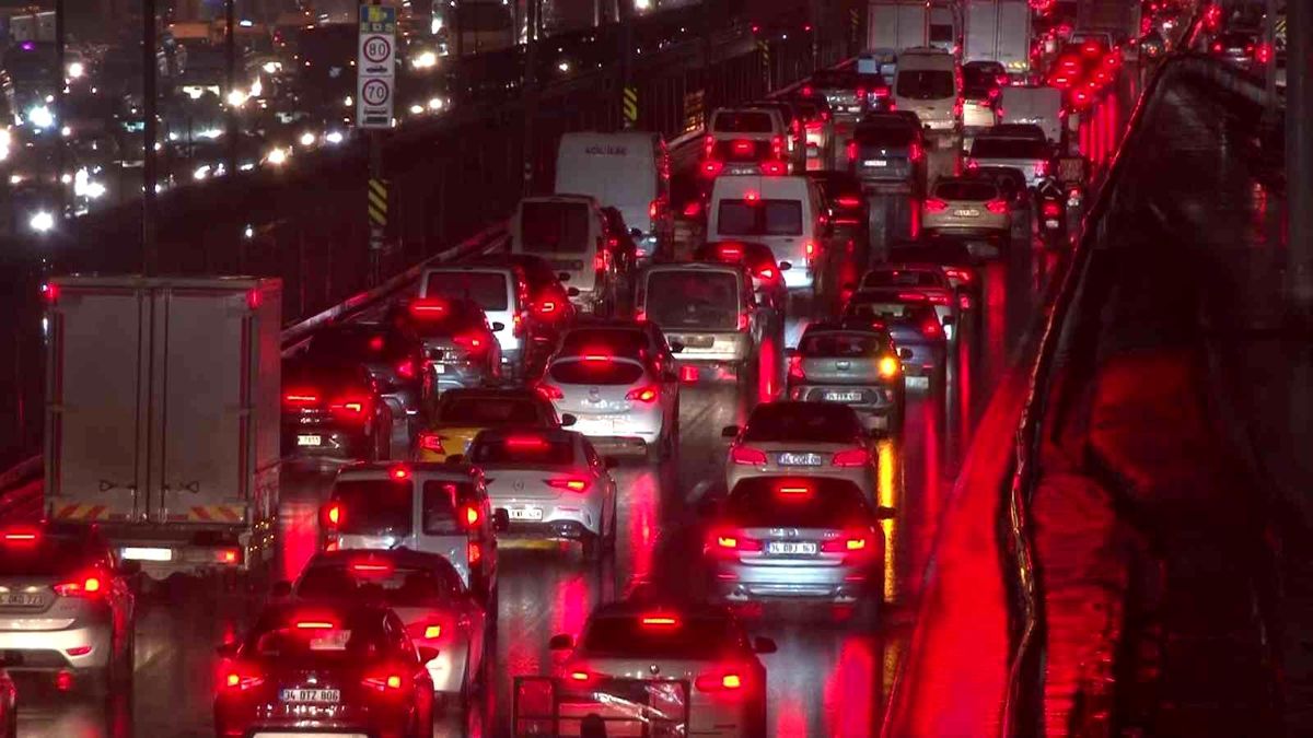 İstanbul\'da yağmur trafiği: Yoğunluk yüzde 90\'a ulaştı