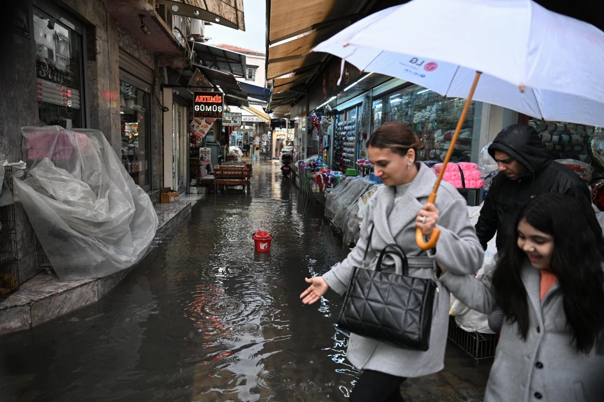 İzmir\'de sağanak su baskınlarına neden oldu