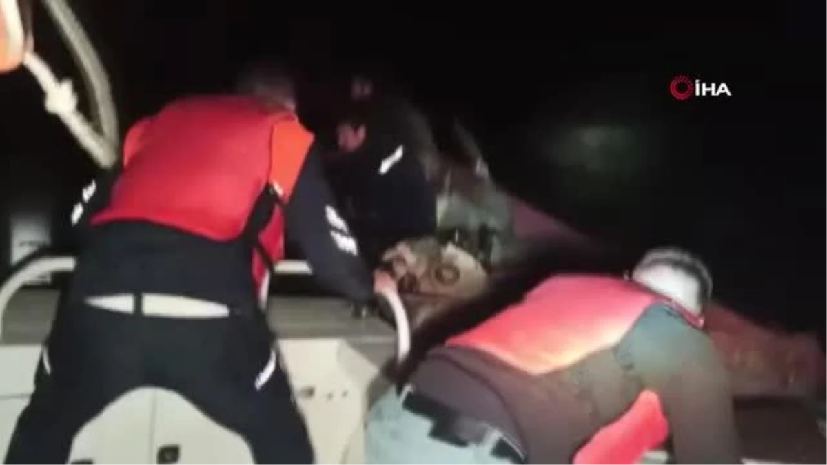 İznik Gölü\'nde can pazarı: Mahsur kalan iki balıkçı böyle kurtarıldı
