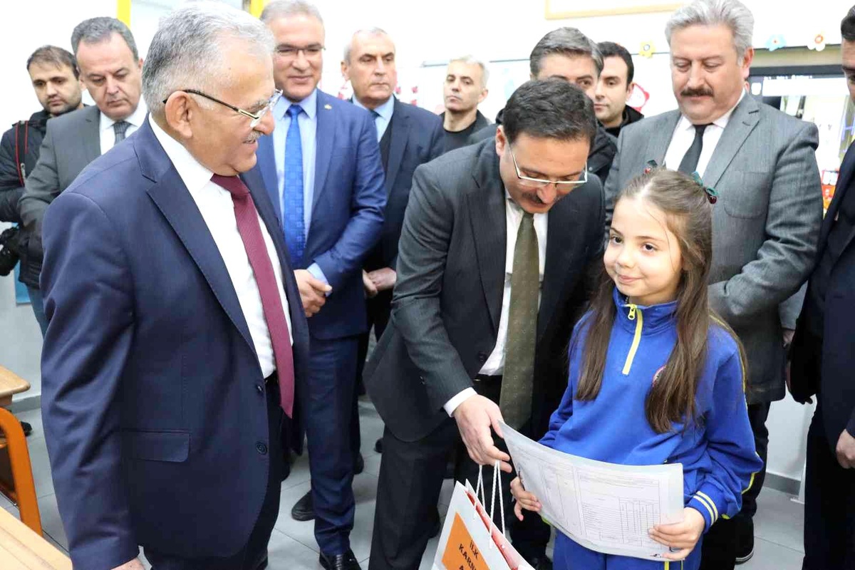 Kayseri\'de 333 bin 905 öğrenci karne heyecanı yaşadı