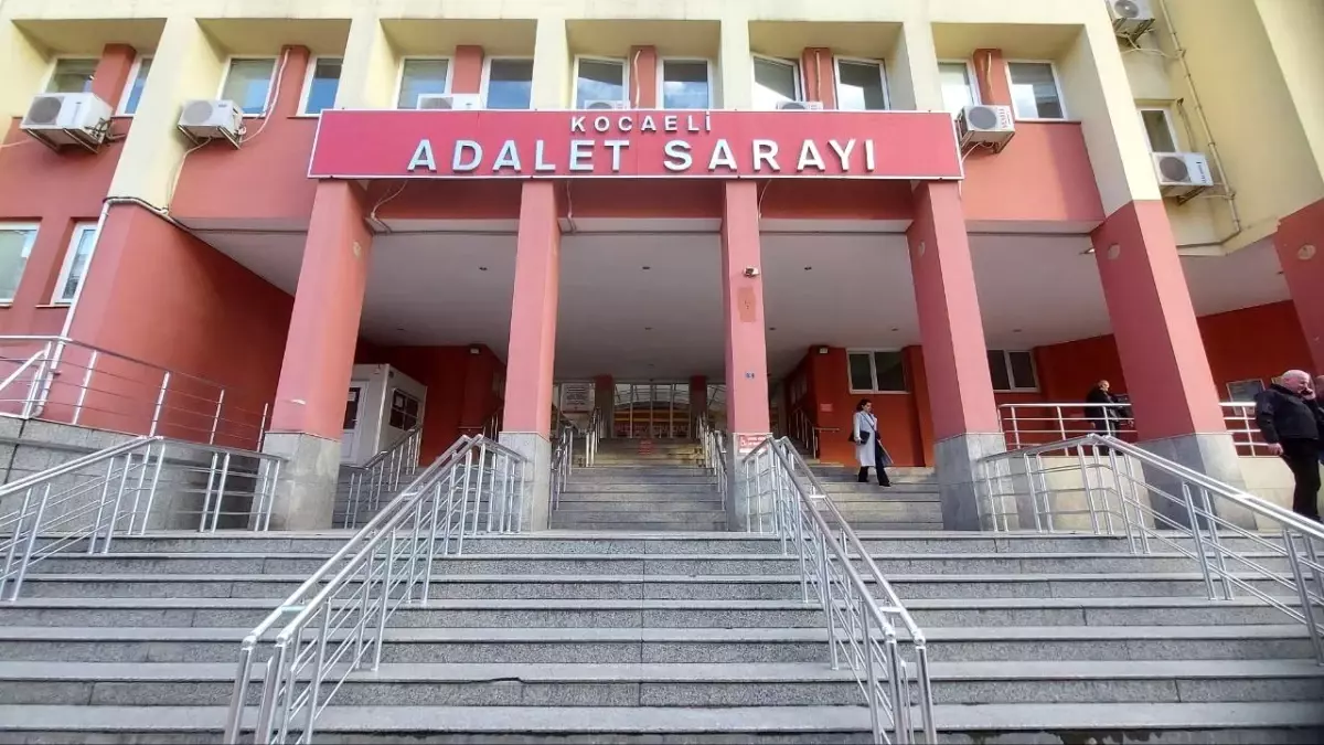 Kendisini savcının manevi oğlu, eşini ise hakim olarak tanıttı, mağduru da savcının akrabası ile evlendirme umuduyla dolandırdı