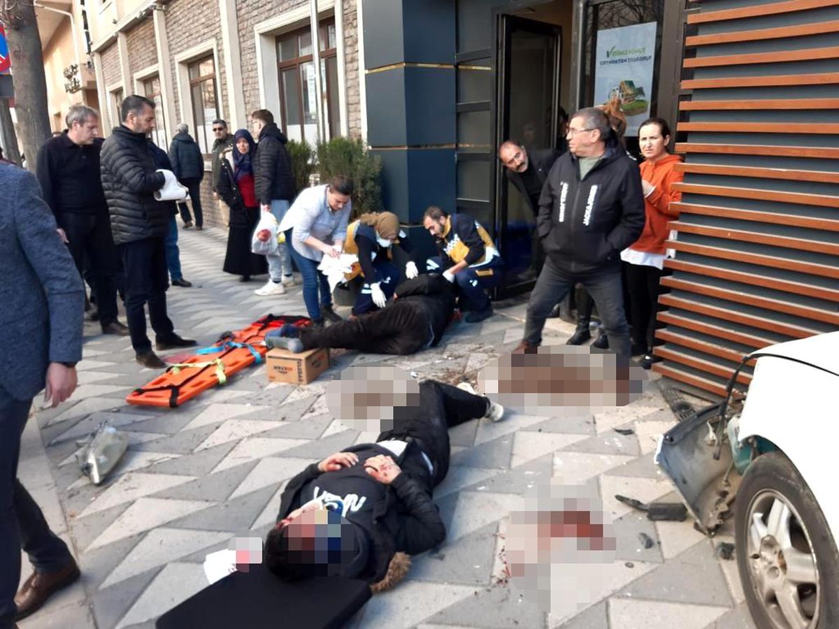 Kırmızı ışıkta bekleyen yayaların arasına otomobil daldı, 4 kişi yaralandı