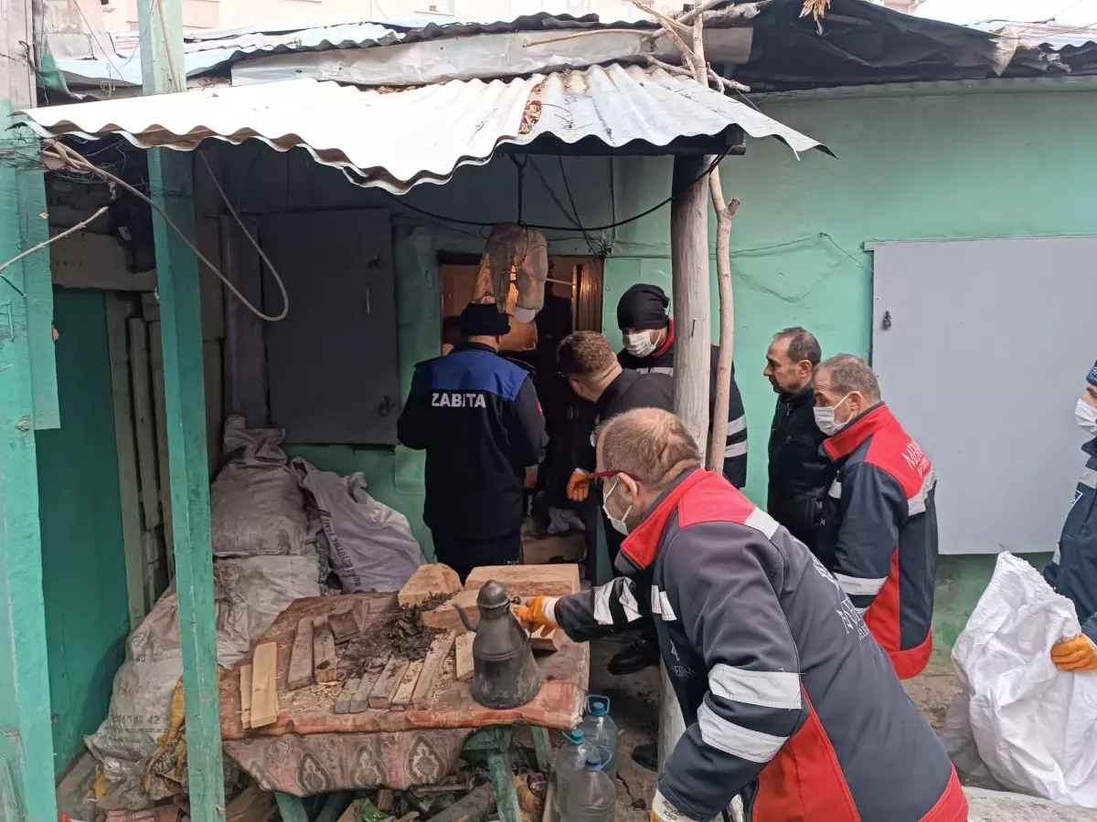 Bir evden 3 kamyon çöp çıkarıldı