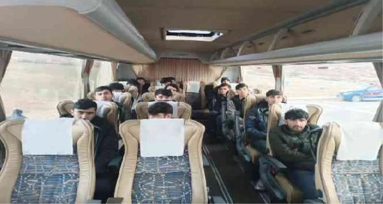 Malatya\'da, minibüste 35 kaçak göçmen yakalandı