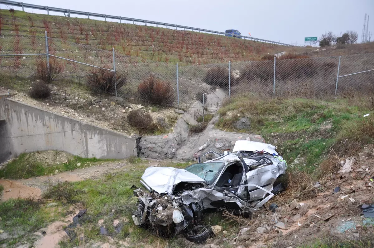 Manisa\'da şarampole devrilen otomobildeki 2 kişi ağır yaralandı