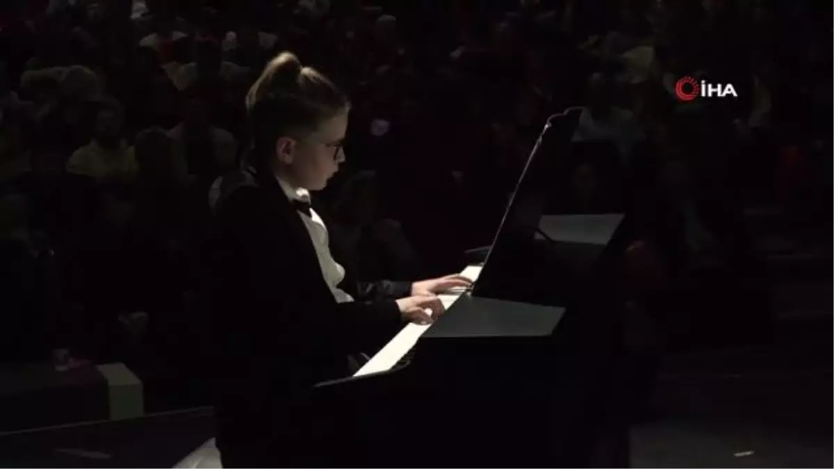 Minik piyanistler hünerlerini sergiledi