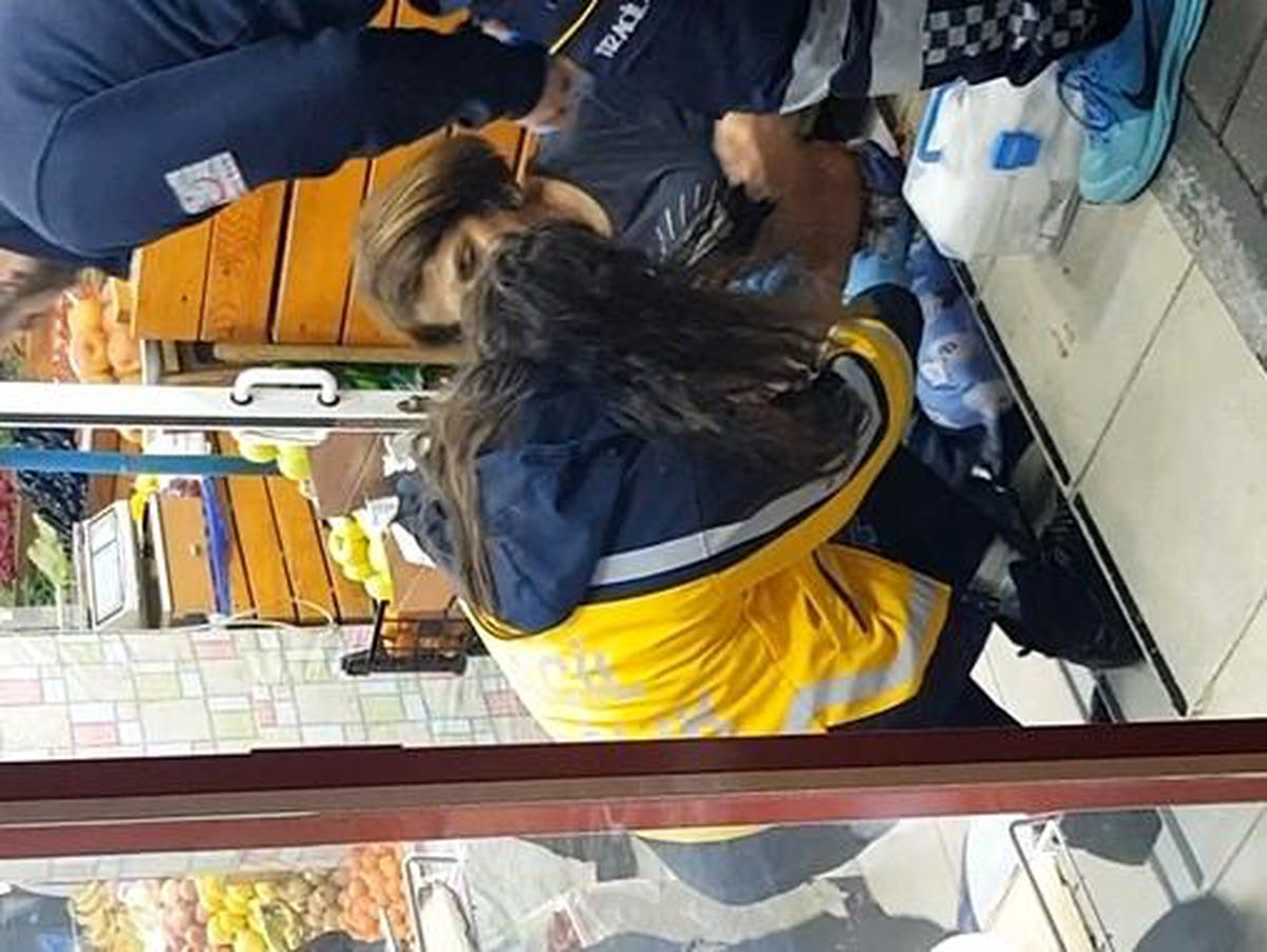 Oğlu tarafından bıçaklanan kadın yaralı halde markete sığındı