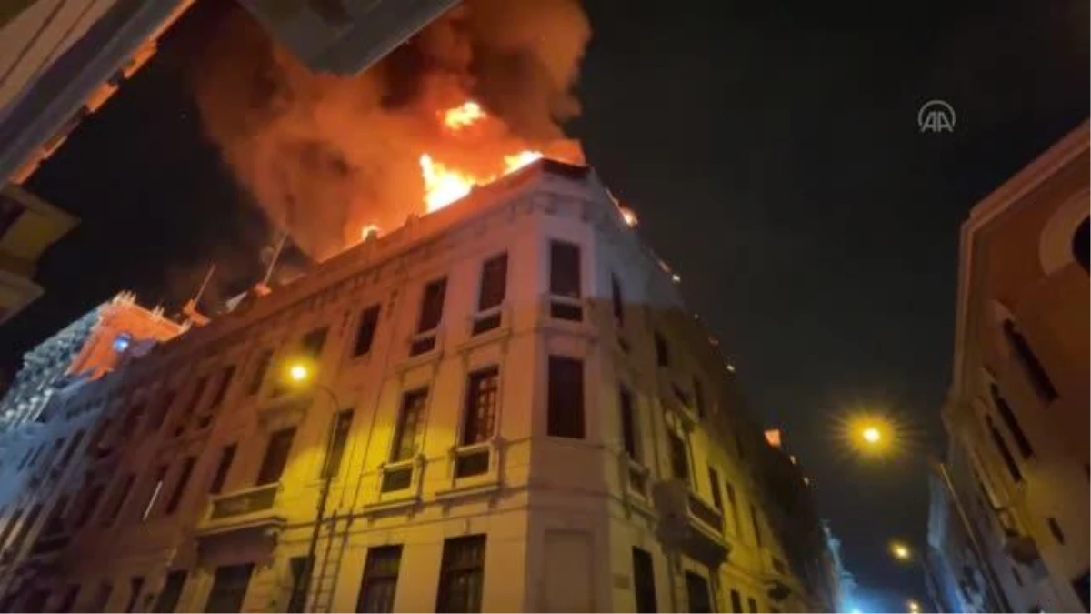 Peru\'da gösteriler sırasında bir evde yangın çıktı