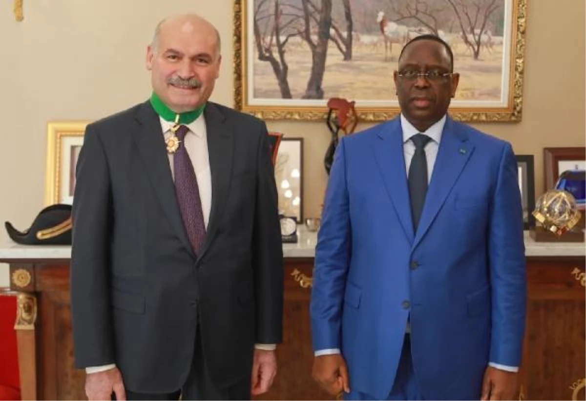 Senegal Cumhurbaşkanı Macky Sall, Büyükelçi Prof Dr Kavas\'a devlet nişanı verdi