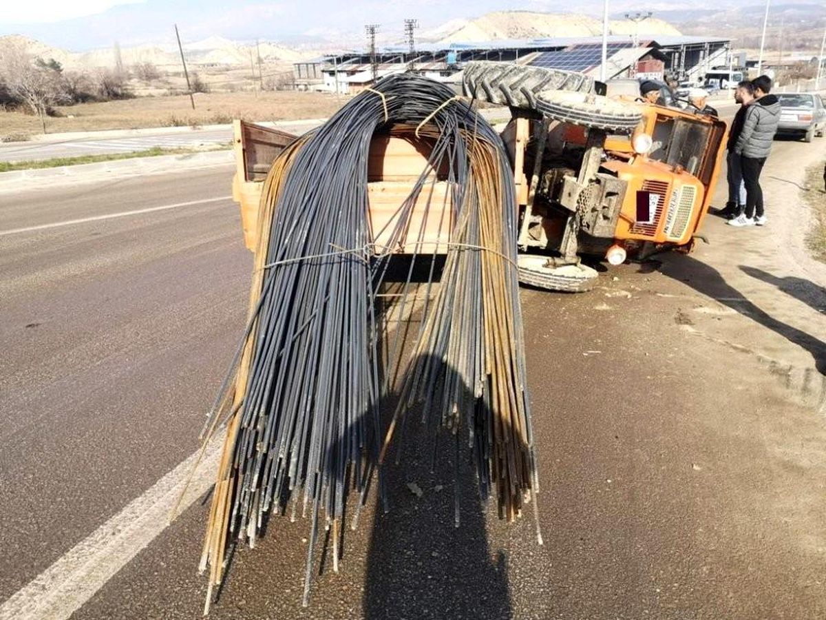 Sinop\'ta traktör devrildi: 2 yaralı