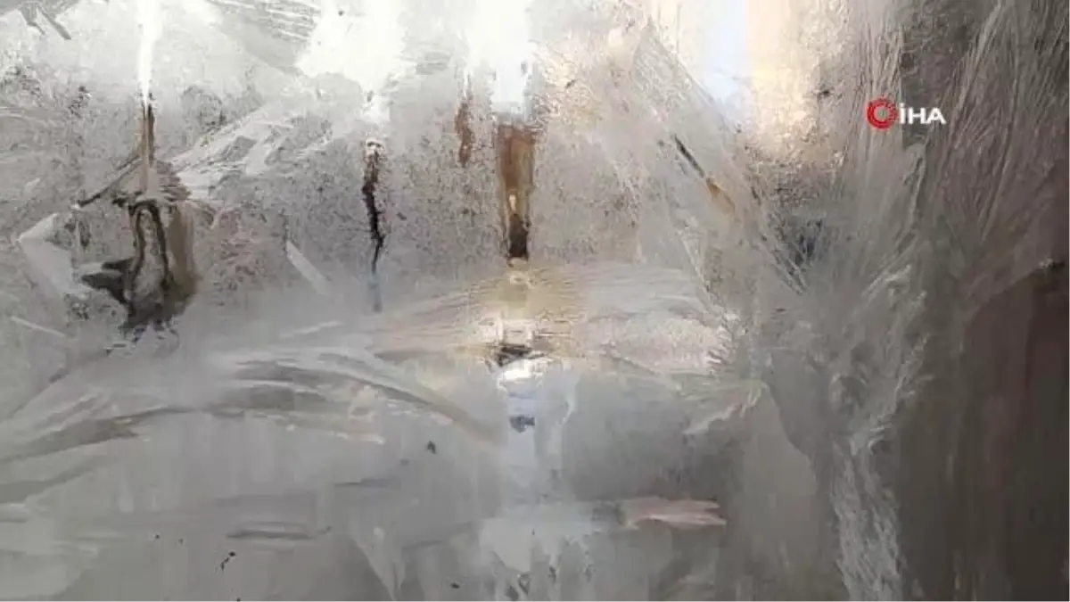 Soğuktan iş yerlerinin kapı kilitleri ve camları dondu