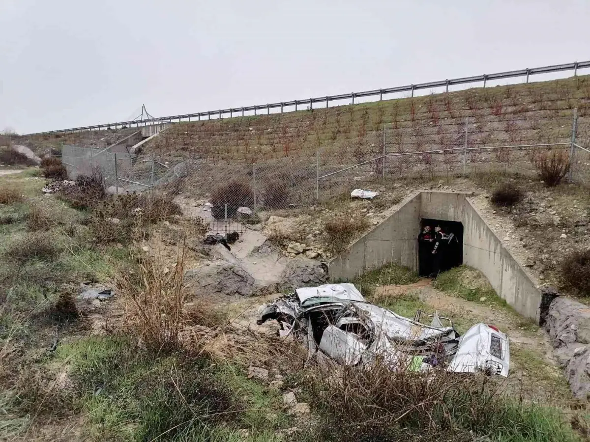 Soma'da kontrolden çıkan otomobil şarampole uçtu: 2 ağır yaralı