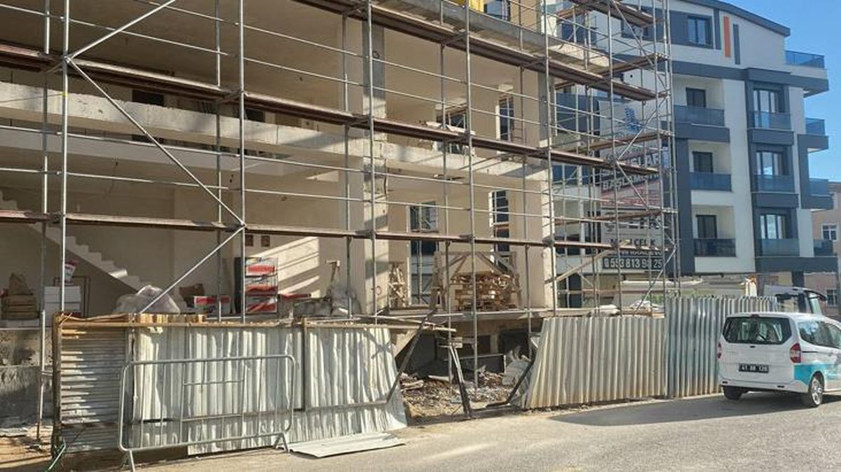 Takım elbiseli şahıs, inşaatın önünde ölü bulundu! Polis bir ihtimal üzerinde duruyor