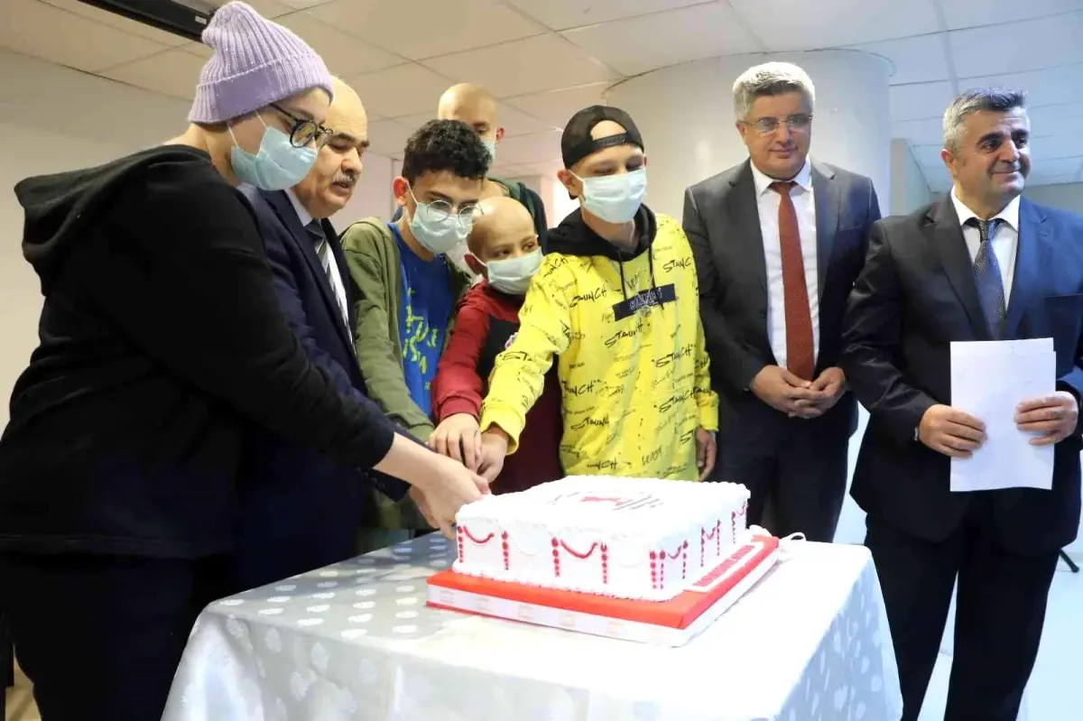 Tedavi gören öğrencilere karneleri hastanede verildi