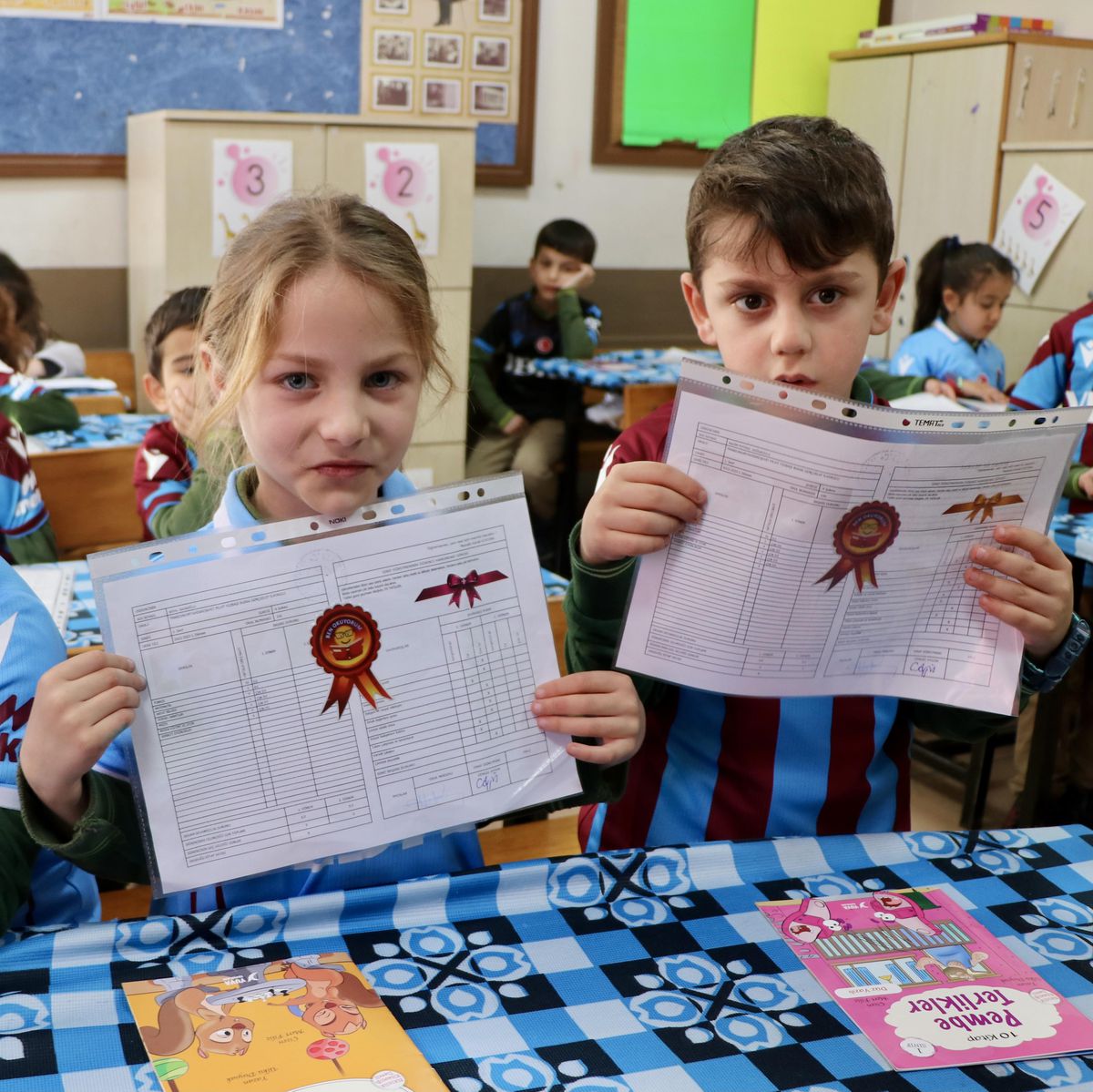 Trabzon\'da karne alan öğrencilere bordo-mavili takımın formaları hediye edildi