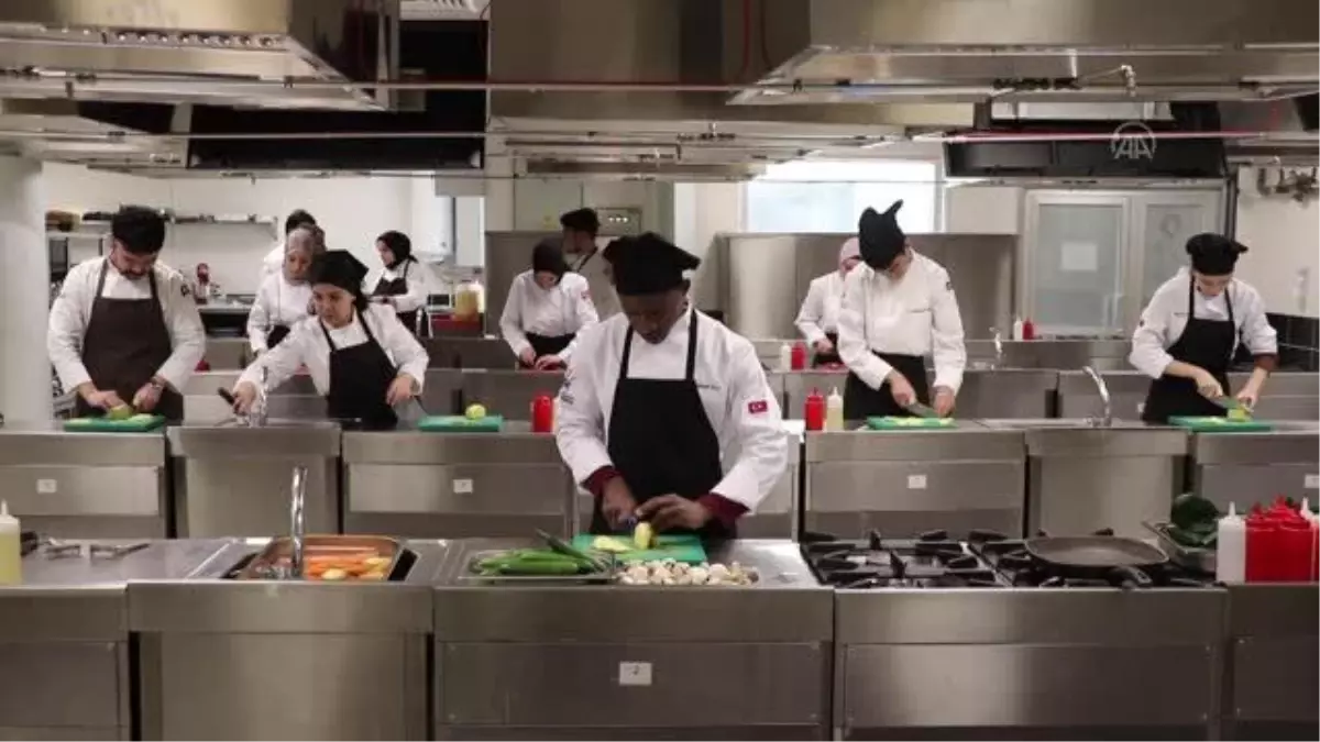 Türk ve yabancı öğrenciler aynı mutfakta yemek yapmanın inceliklerini öğreniyor