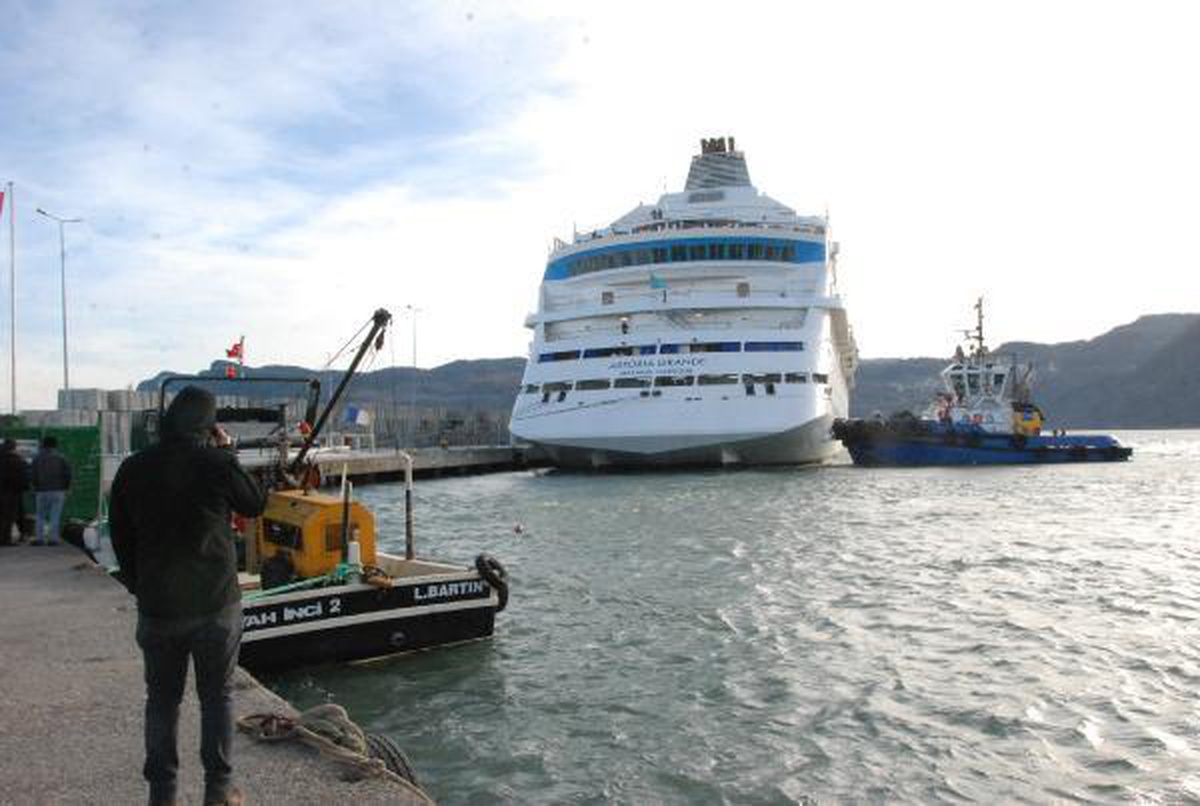 Usturmaçalara çarpan kruvaziyer, tamir için İstanbul\'a götürülecek