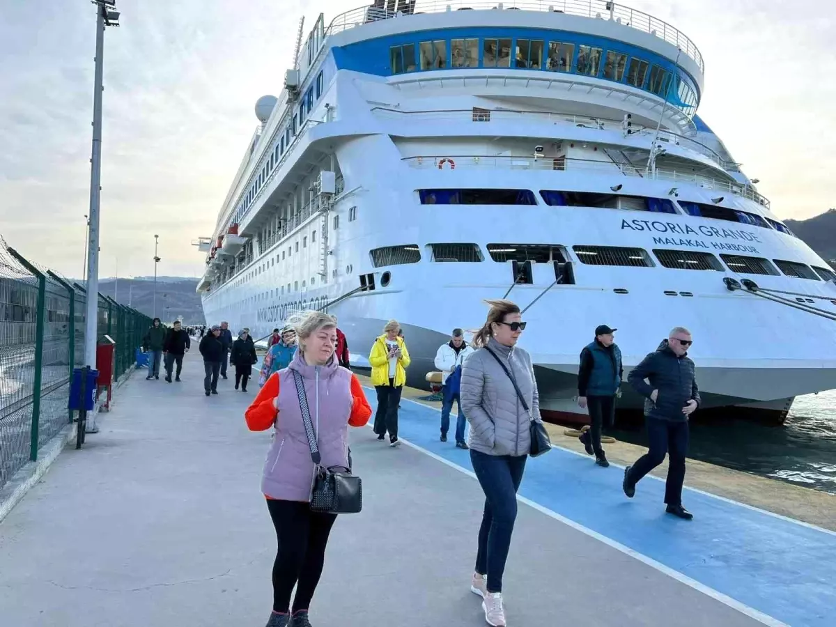 Usturmaçalara çarpan kruvaziyerin yolcuları uçakla Rusya'ya dönecek