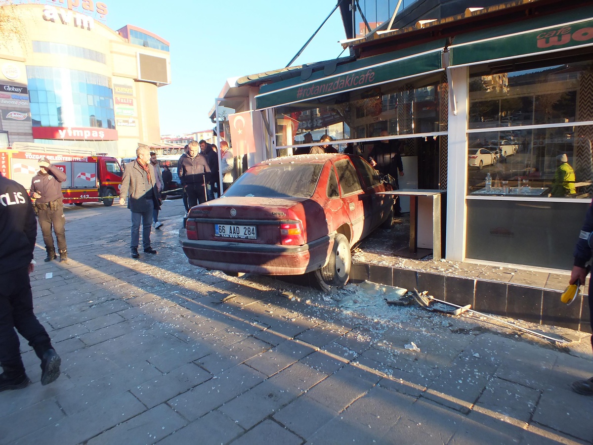 Yozgat\'ta kontrolden çıkan otomobilin kafeye girmesi sonucu 5 kişi yaralandı