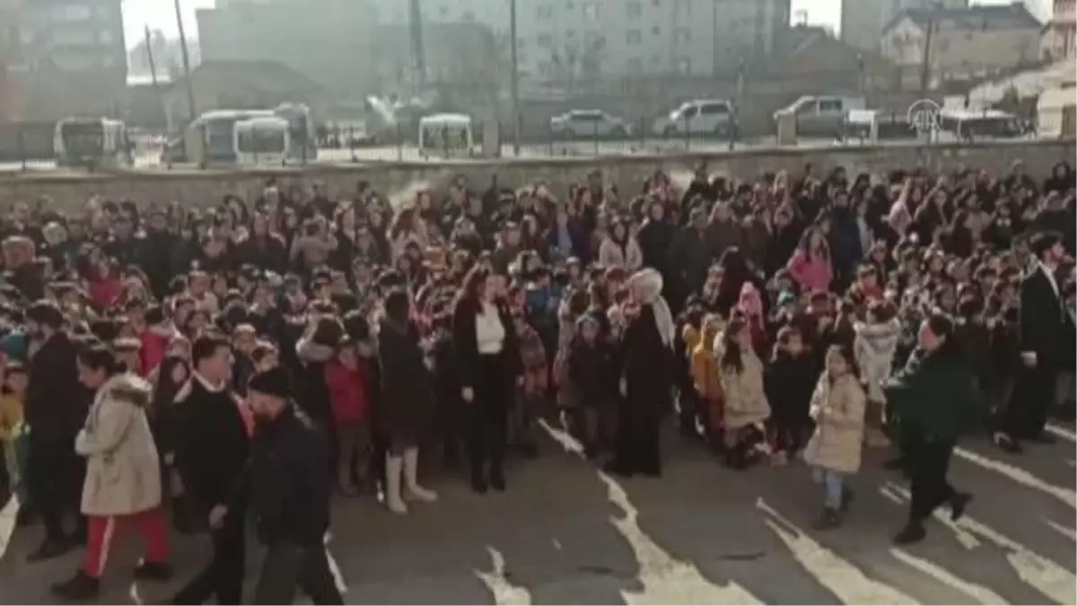 Yüksekova\'da okullarda karne sevinci yaşandı