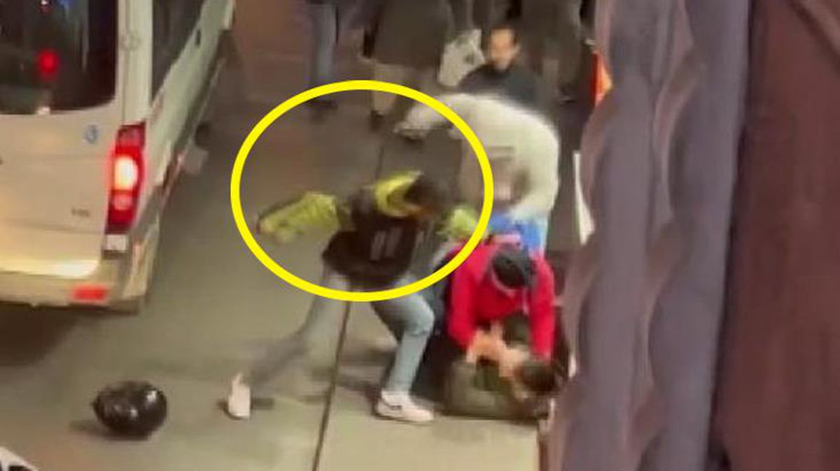 Yumruklaştığı kuryenin arkadaşları tarafından defalarca bıçaklandı! O anlar kamerada