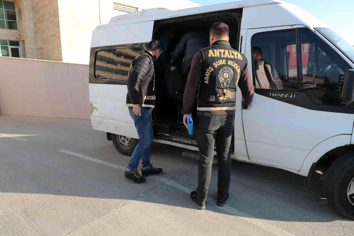 Antalya\'da toplam 84 yıl hapis cezasıyla aranan 5 firari yakalandı