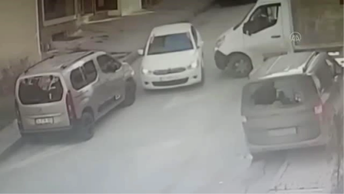 Arnavutköy\'de azılı hırsızın kamyonetten cep telefonu çalma anı kamerada