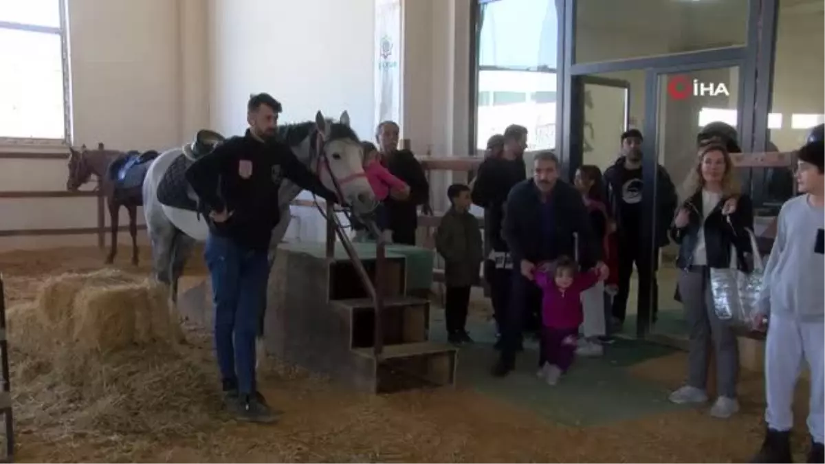 Başarılı öğrenciler ücretsiz ata binip ok attı