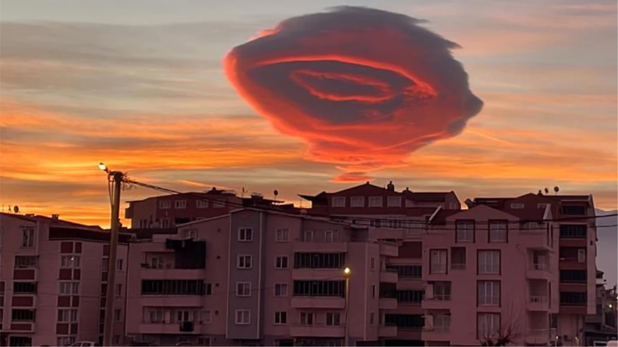 Bursa\'daki ilginç bulut dünya basınında: Türkiye\'de UFO benzeri bulutlar oluştu