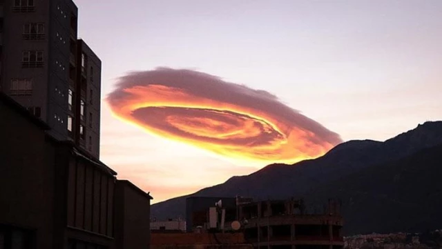 Bursa'daki ilginç bulut dünya basınında: Türkiye'de UFO benzeri bulutlar oluştu