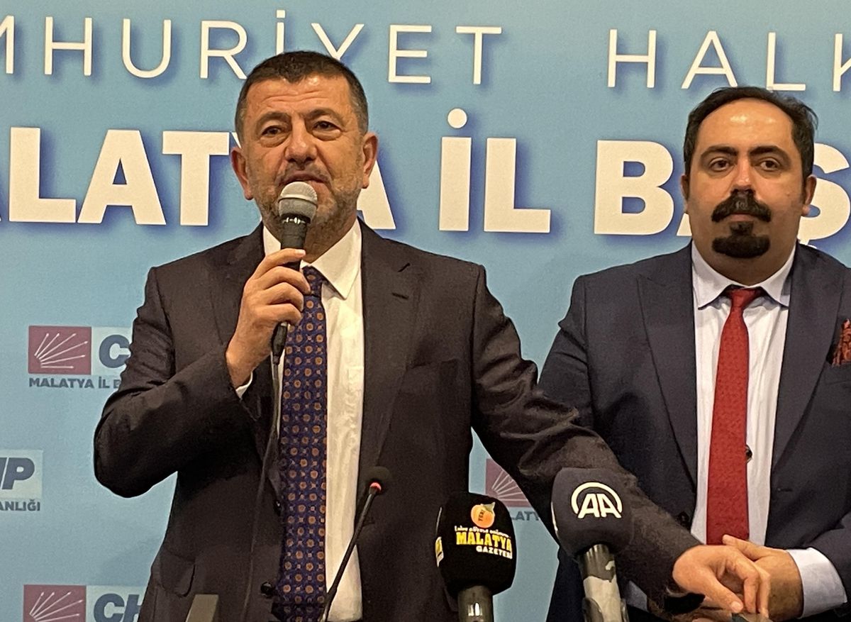 CHP Genel Başkan Yardımcısı Ağbaba, Malatya\'da partisine üye olanlara rozet taktı Açıklaması
