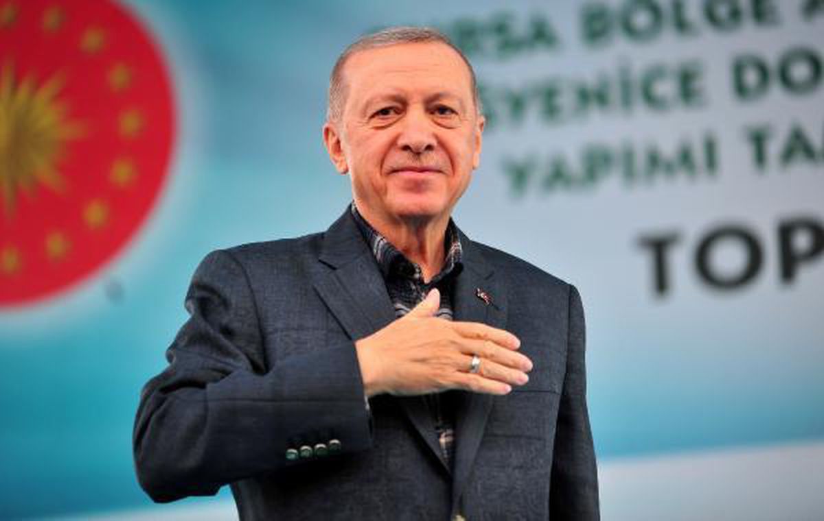 Cumhurbaşkanı Erdoğan, Bursa ziyaretinde üniversite öğrencisine kitabını imzaladı (2)