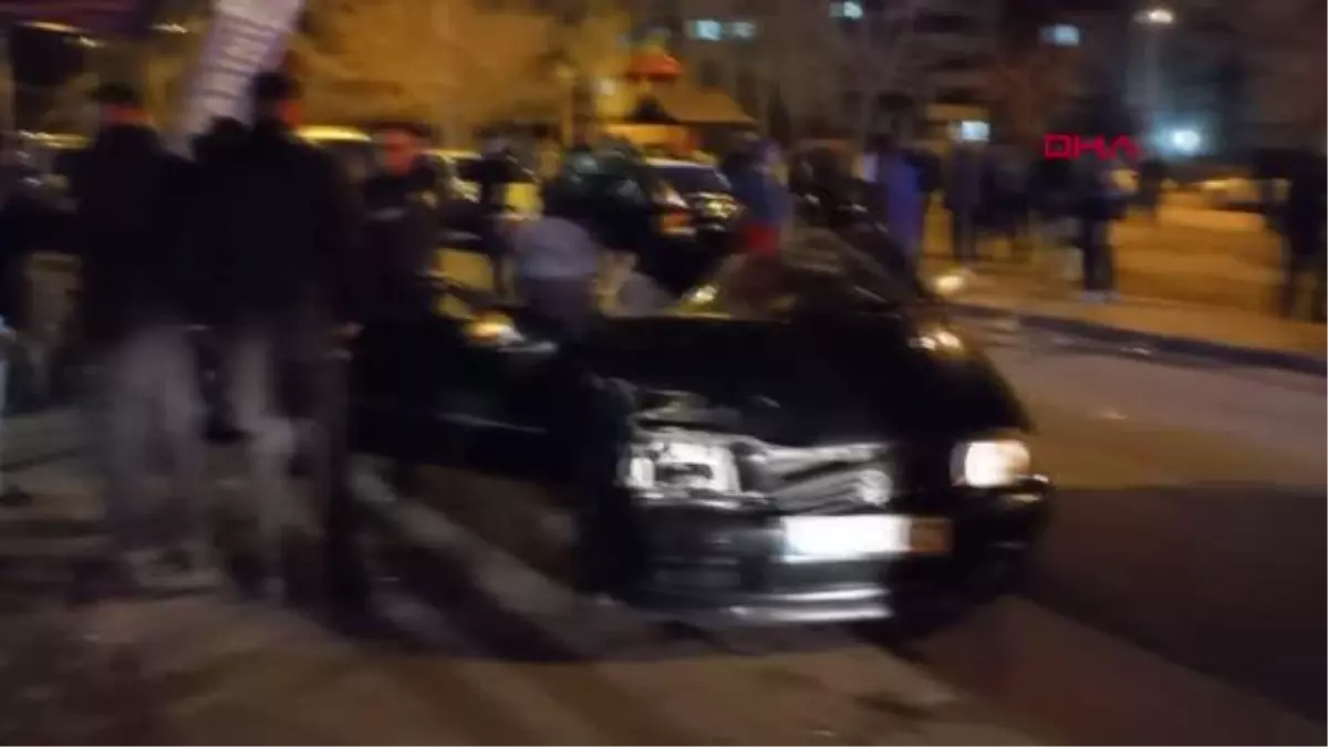 EHLİYETSİZ SÜRÜCÜNÜN KULLANDIĞI OTOMOBİL TIR\'A ÇARPTI 1 ÖLÜ, 2 YARALI