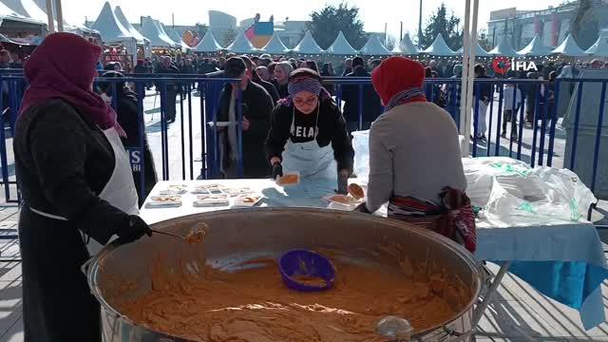 Hamsi festivalinde kuymak için uzun kuyruk oluştu