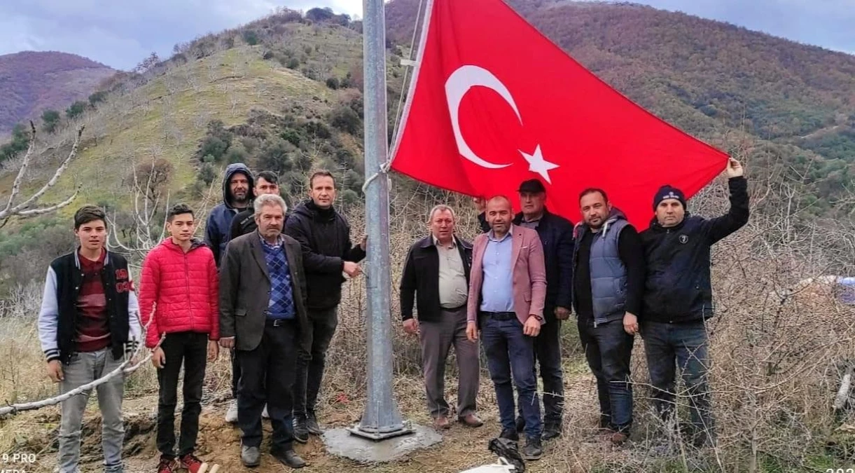 Haydarlı Mahallesi\'nde 2 metrelik Türk Bayrağı