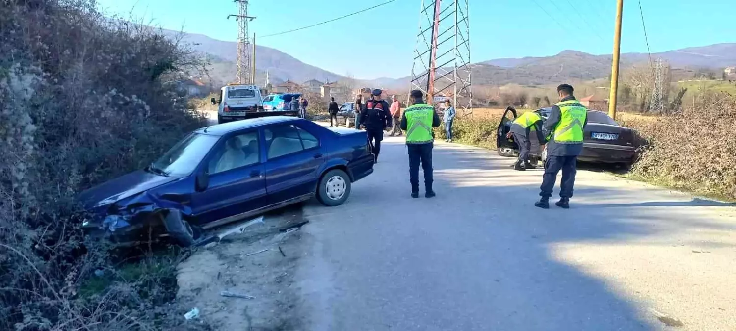 İki araç kafa kafaya çarpıştı: 3 yaralı