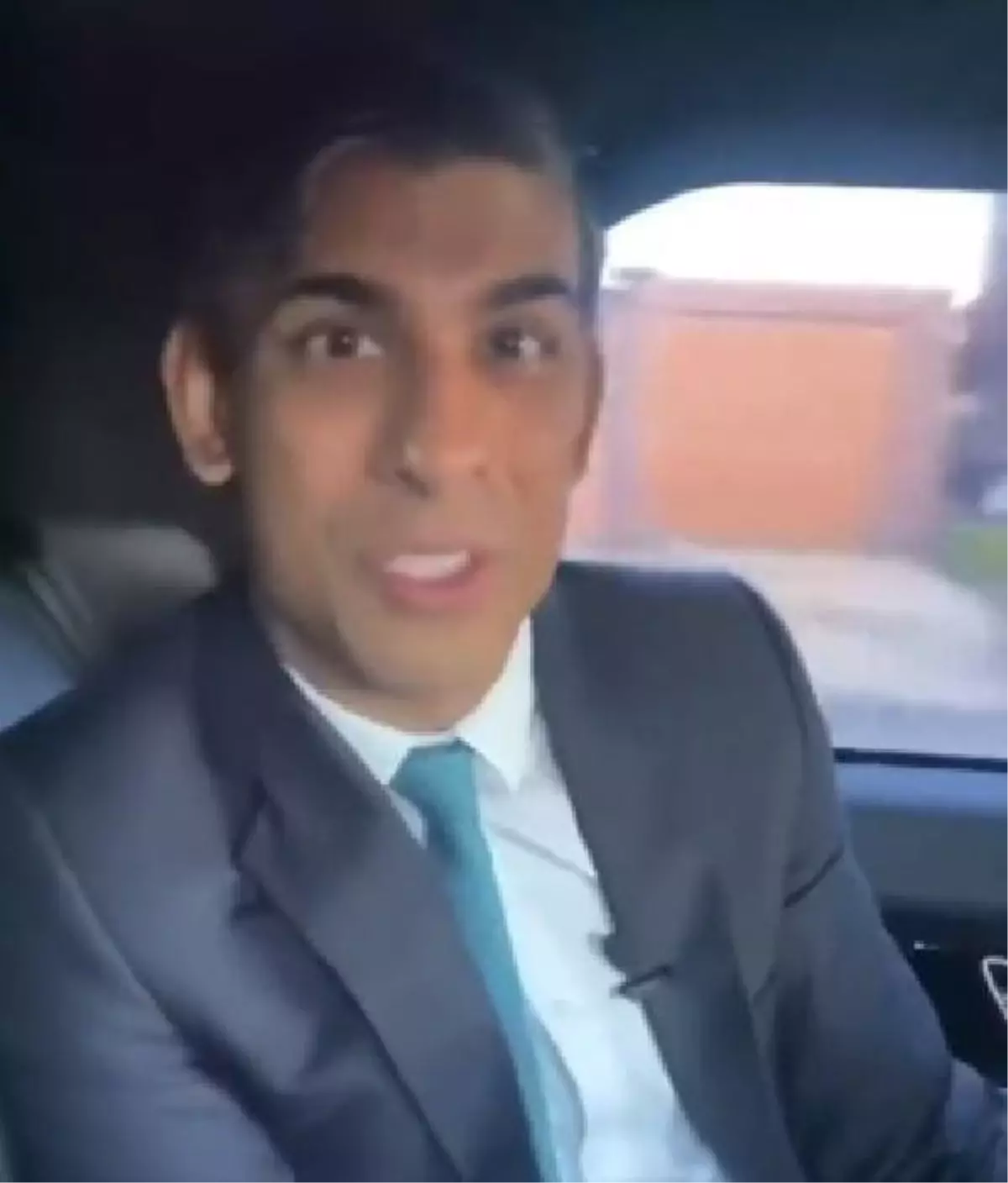 İngiltere Başbakanının emniyet kemersiz videosu sosyal medyada yayınlanınca polis ceza kesti