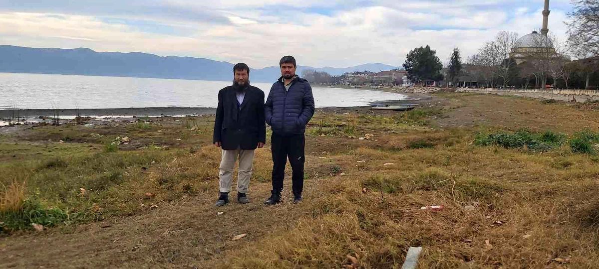 İznik Gölü\'nde mahsur kalmışlardı, şimdi teknelerini arıyorlar