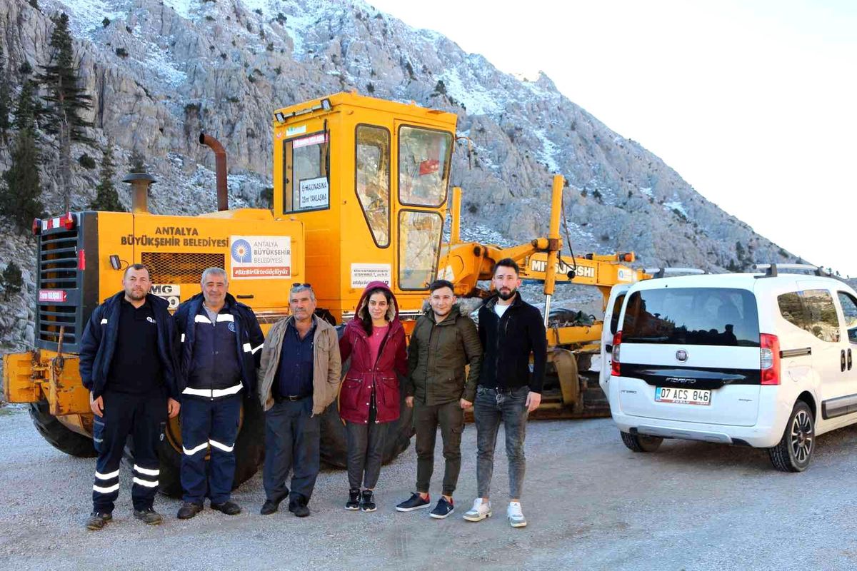 Kar sebebiyle araçları yolda kalan 4 vatandaş kurtarıldı