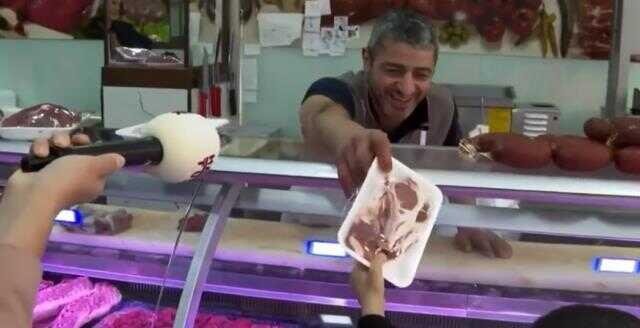 Kasapta muhabirin mikrofon uzattığı çocuğun sözleri milyonların yüreğine oturdu: Annem karne hediyesi olarak et aldı Kasapta muhabirin mikrofon uzattığı çocuğun sözleri milyonların yüreğine oturdu: Annem karne hediyesi olarak et aldı