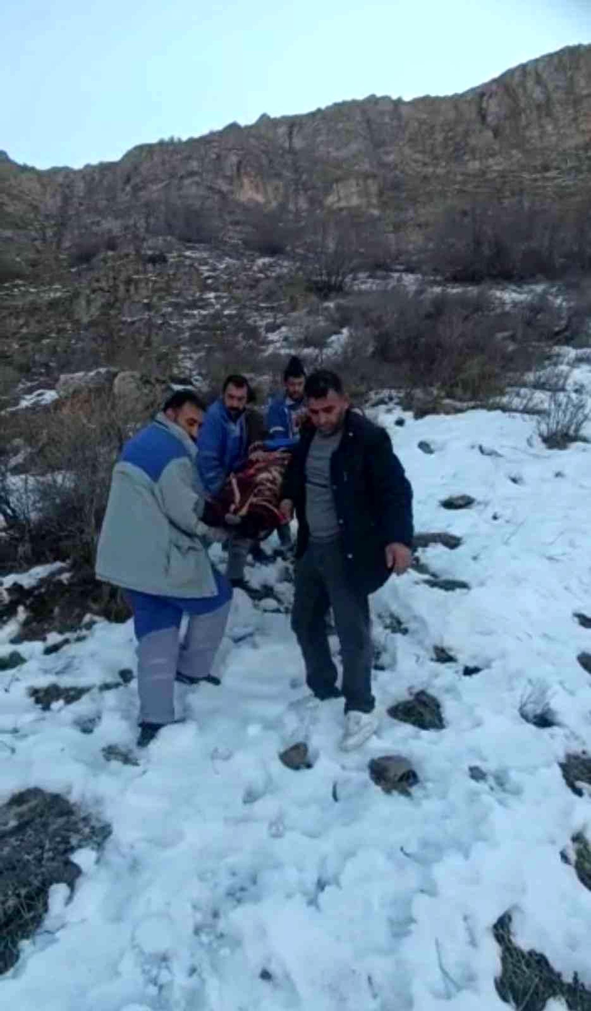 Kayalıklardan aşağı yuvarlanan KASKİ çalışanı yaralandı
