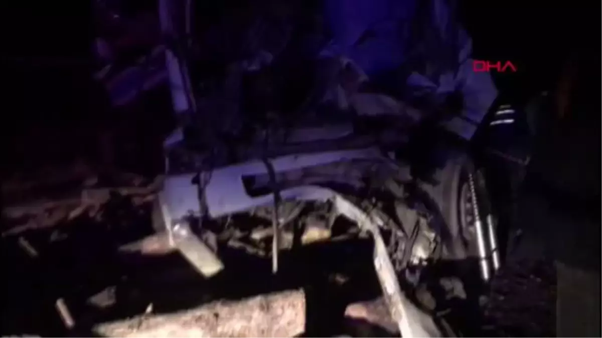 KONYA\'DA KARDEŞLERİN KULLANDIĞI KAMYONLAR ÇARPIŞTI: BABA- OĞUL ÖLDÜ