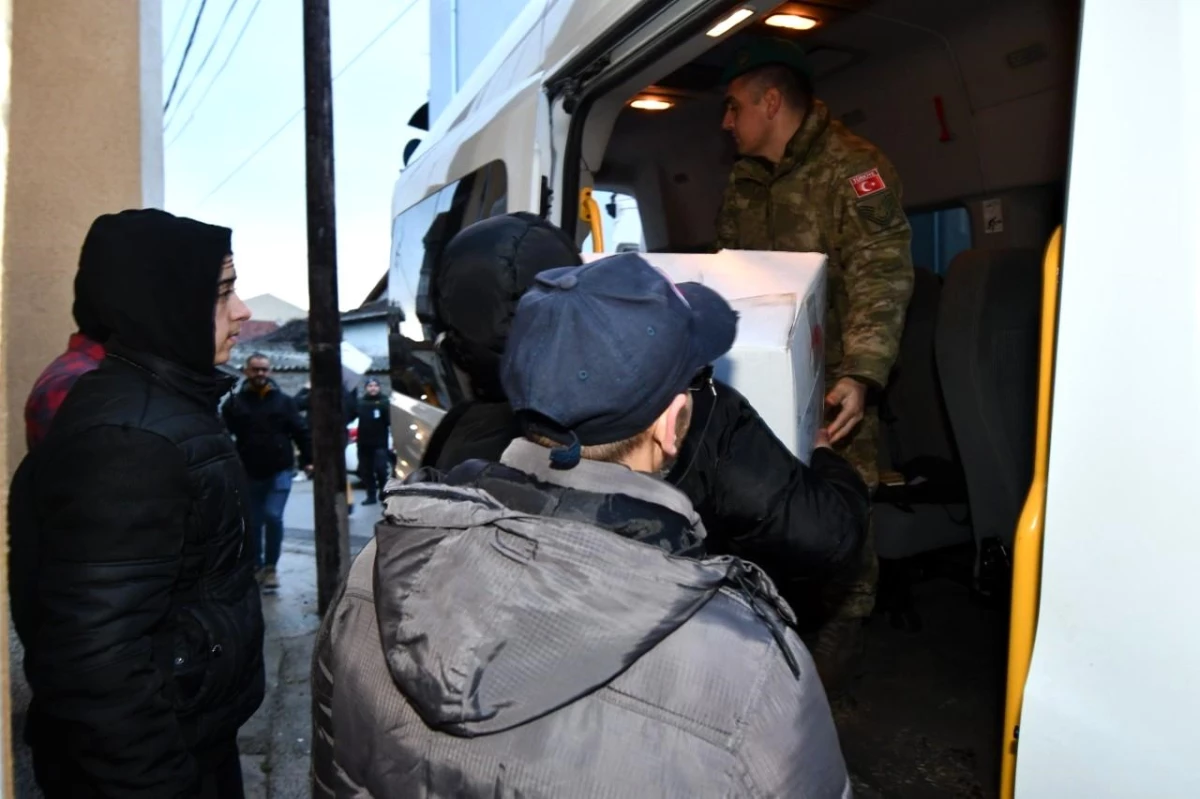 Kosova\'da görev yapan Türk askerinden selzedelere kıyafet yardımı