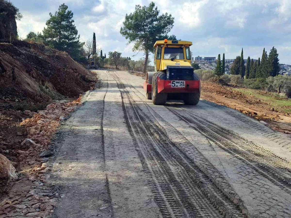 Kuşadası\'nda yol çalışmaları devam ediyor