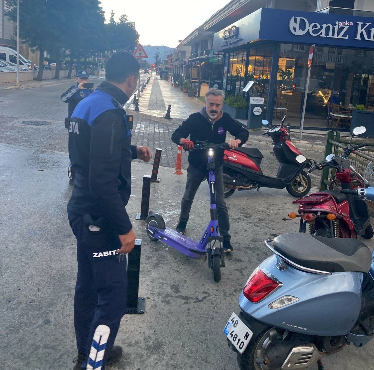 Marmaris\'te uygunsuz park edilen skuterler toplatıldı